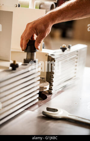 Detail einer Hand ein Schreiner, ein Fräser einrichten Stockfoto