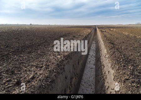 Entwässerungskanal im landwirtschaftlichen Bereich Stockfoto