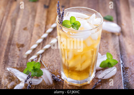 Lavendel Eistee in Longdrinkglas Stockfoto