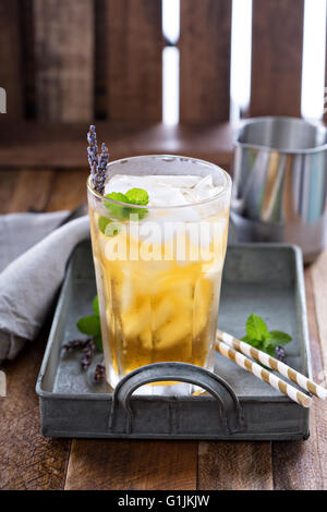 Lavendel Eistee in Longdrinkglas Stockfoto