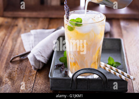 Lavendel Eistee in Longdrinkglas Stockfoto
