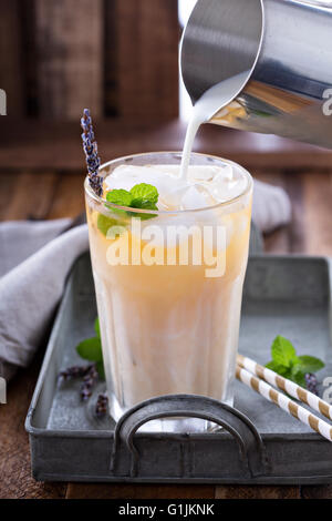 Lavendel Eistee in Longdrinkglas Stockfoto