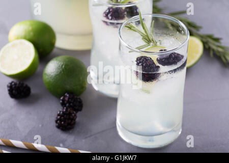 BlackBerry-Kalk und Rosmarin-Limonade Stockfoto