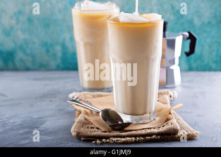 Eiskaffee mit Milch in hohe Gläser Stockfoto