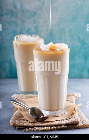 Eiskaffee mit Milch in hohe Gläser Stockfoto