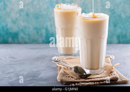 Eiskaffee mit Milch in hohe Gläser Stockfoto