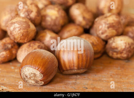 Haselnüsse auf hölzernen Tischplatte Stockfoto