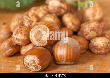 Haselnuss-Schalen auf hölzernen Tischplatte Stockfoto