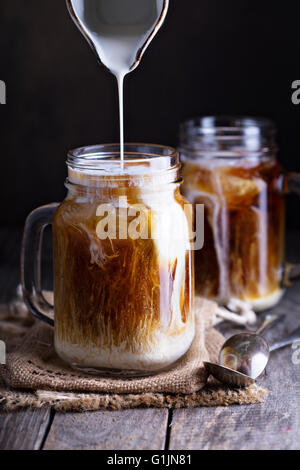 Eiskaffee mit Milch in Einweckgläser Stockfoto