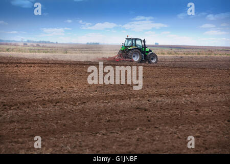 Traktor Land vorbereiten, im Herbst säen von Weizen Stockfoto