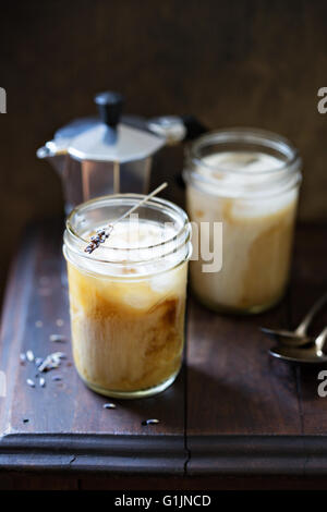 Eiskaffee mit Lavendel infundiert Creme Stockfoto