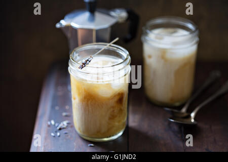 Eiskaffee mit Lavendel infundiert Creme Stockfoto