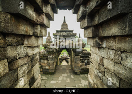 Eine Steintreppe und Passagen in den Tempel Borobudur bei Sonnenaufgang. Yogyakarta, Indonesien. Stockfoto