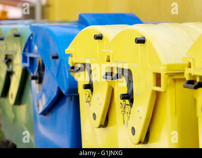 Container, Abfallrecycling Sortierkonzept, im Freien. Getrennte Sammelsysteme für Müll. Recycling-Konzept Stockfoto