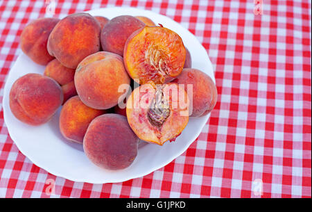 Frisch serviert Reife Pfirsichfrucht auf Gartentisch Stockfoto