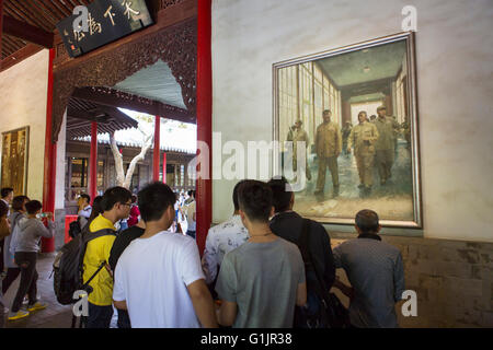 Jungen am chinesischen Präsidentenpalast, Nanjing vor historischen Gemälde der "Befreiung" von Nanjing von den Kommunisten Stockfoto