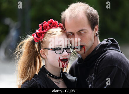 Gothic Festival (Gotik-Wave-Treffen) Leipzig, Deutschland, 13.-15. Mai 2016. Junges Paar in schwarz mit Blut befleckten Mund Stockfoto