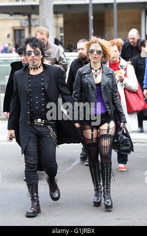 Gothic Festival (Gotik-Wave-Treffen) Leipzig, Deutschland, 13.-15. Mai 2016. Paar in schwarz, sie mit schwarzen Strümpfen & Hosenträger Stockfoto