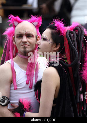 Gothic Festival (Gotik-Wave-Treffen) Leipzig, Deutschland, 13.-15. Mai 2016. Paar mit rosa und schwarzen Dreadlocks. Stockfoto