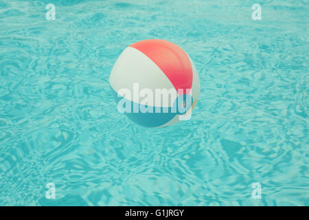 Ein Beach-Ball schwimmt in einem Schwimmbad Stockfoto