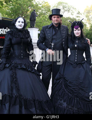 Gothic Festival (Gotik-Wave-Treffen) Leipzig, Deutschland, 13.-15. Mai 2016. Drei Menschen in schwarzen viktorianischen Outfits. Stockfoto