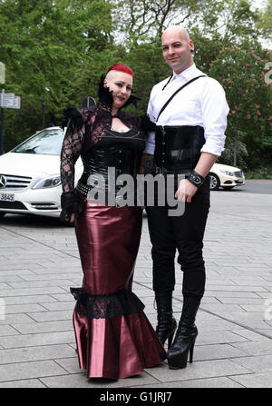 Gothic Festival (Gotik-Wave-Treffen) Leipzig, Deutschland, 13.-15. Mai 2016. Paar in schwarz Korsetts und der Mann in Highheels Stockfoto