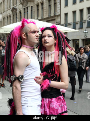 Gothic Festival (Gotik-Wave-Treffen) Leipzig, Deutschland, 13.-15. Mai 2016. Junges Paar mit rosa & schwarze Dreadlocks. Stockfoto