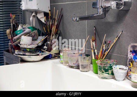 Maler-Utensilien in die Spüle in einem Atelier eines Künstlers. Stockfoto