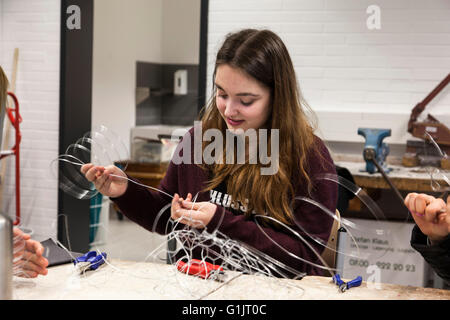 Schüler im Kunstunterricht ein Kunstwerk schaffen Stockfoto