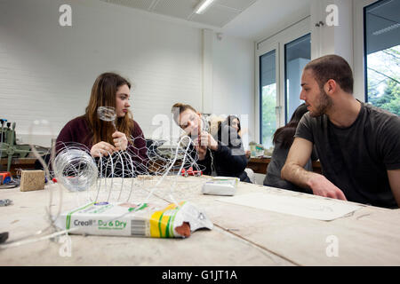 Die Schüler im Kunstunterricht erstellen ein Kunstwerk Stockfoto