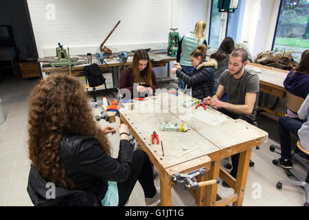 Die Schüler im Kunstunterricht erstellen ein Kunstwerk Stockfoto