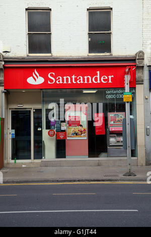 Außenseite der Santander Bank-Filiale am Green Lanes, Harringay, Nord-London, UK GB EU Europa Stockfoto