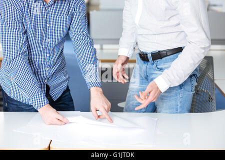 Zwei Geschäftsleute stehen und diskutieren Projekt im Büro Stockfoto