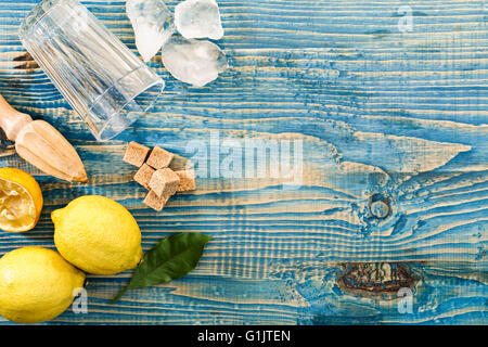 Limonade Zubereitung, Zutaten für Limonade auf einem Holztisch Stockfoto