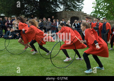 Private School UK, eine öffentliche Schule Tradition Hoop Trundle. Die Kings School Ely. Ely Cathedral Grounds Private Education England 2016 2010er Jahre HOMER SYKES Stockfoto