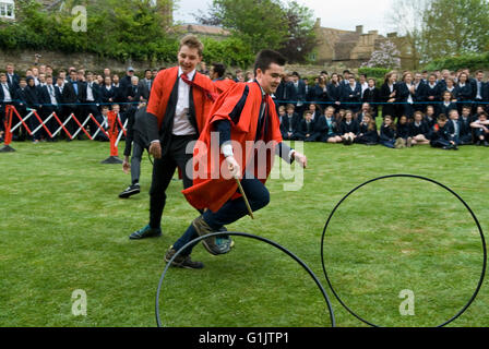 Öffentliche Schulen Traditional Hoop Trundle. Die Kings School Ely. Ely Cathedral Grounds Private Education EnglandUK 2016 2010er Jahre HOMER SYKES Stockfoto