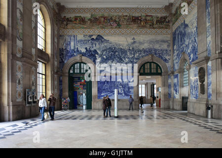 Portugal, Porto, Sao Bento Bahnhof Interieur mit Azulejo-Fliesen Panel, historische Wahrzeichen Stockfoto