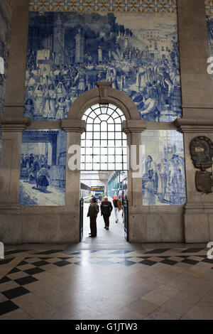 Portugal, Porto, Sao Bento Bahnhof Interieur mit Azulejo-Fliesen Panel, historische Wahrzeichen Stockfoto
