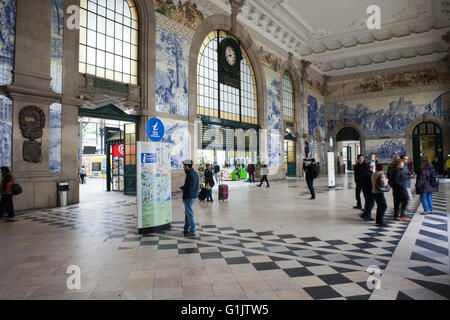 Sao Bento Bahnhof Interieur in Porto, Portugal, historische Gebäude, Wahrzeichen der Stadt Stockfoto