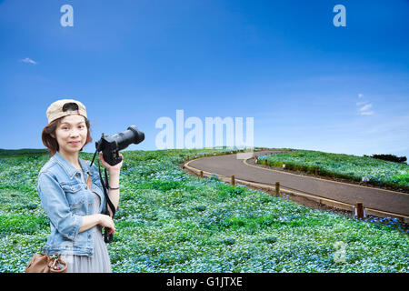 Die Imageing aus Bergen, Baum und Nemophila bei Hitachi Seaside Park im Frühjahr bei blauem Himmel in Ibaraki, Japan Stockfoto