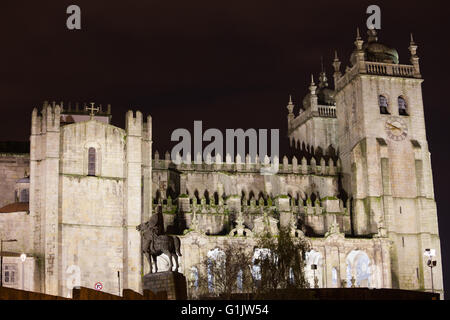 Kathedrale von Porto (Se Do Porto) bei Nacht in Portugal, 12. Jh. romanische und barocke Architektur Stockfoto