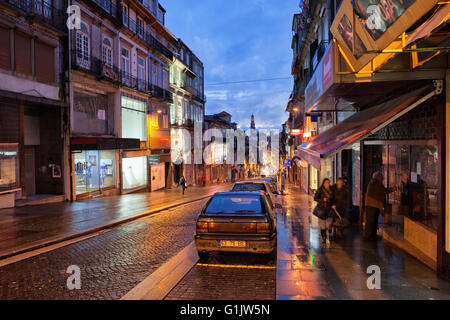 Rua de 31 de Janeiro Straße in der Nacht in der Stadt Porto, Portugal, direkt nach dem Regen Stockfoto