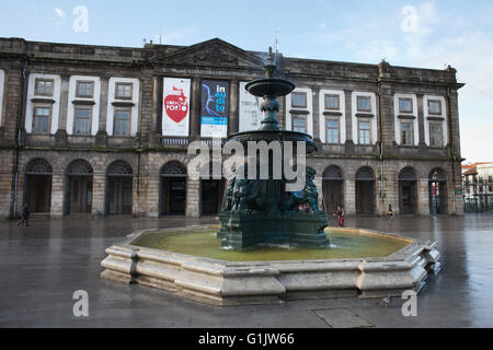 Universität von Porto, quadratisch mit der Brunnen der Löwen auf Praca de Gomes Teixeira in Porto, Portugal Stockfoto