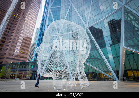 Ein Blick auf die Skulptur Wonderland von Jaume Plensa vor The Bow Wolkenkratzer in Calgary, Alberta, Kanada. Stockfoto