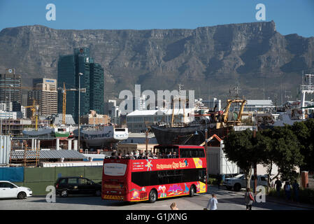 CAPE TOWN Südafrika A Doppeldecker rot Tourbus auf einem Sightseeing-Trip rund um Kapstadt mit Tafelberg im Hintergrund Stockfoto