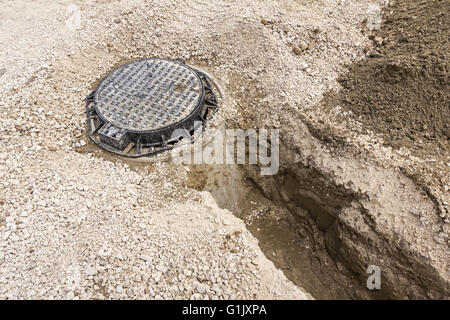 Neuer Schacht zeichnet sich für die neue Bohrung für kleine Pfeife. Stockfoto