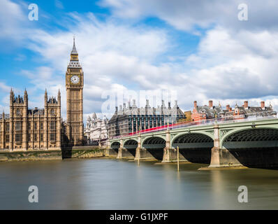 Langzeitbelichtung der roten Busse auf Westminster Bridge, London, UK. Stockfoto