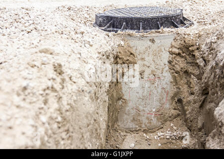Neuer Schacht zeichnet sich für die neue Bohrung für kleine Pfeife. Stockfoto