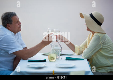 Romantisches Paar mittleren Alters einander Toasten Stockfoto
