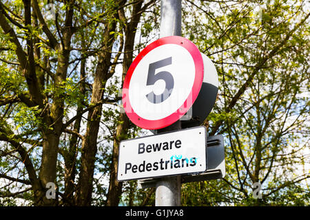 5 km/h 5 km/h Höchstgeschwindigkeit Zeichen UK Vorsicht Fußgänger Zeichen Zeichen, die UK England beschränkt Stockfoto